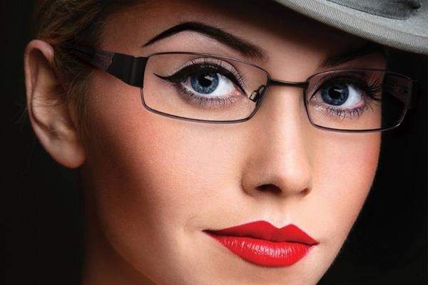 5 Amazing Makeup Tips For Women Wearing Eyeglasses 