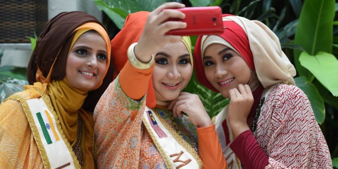 Fatwa Bans Muslim From Posting Pictures On Social Media
